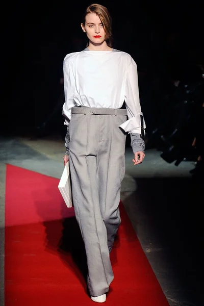 Look 16